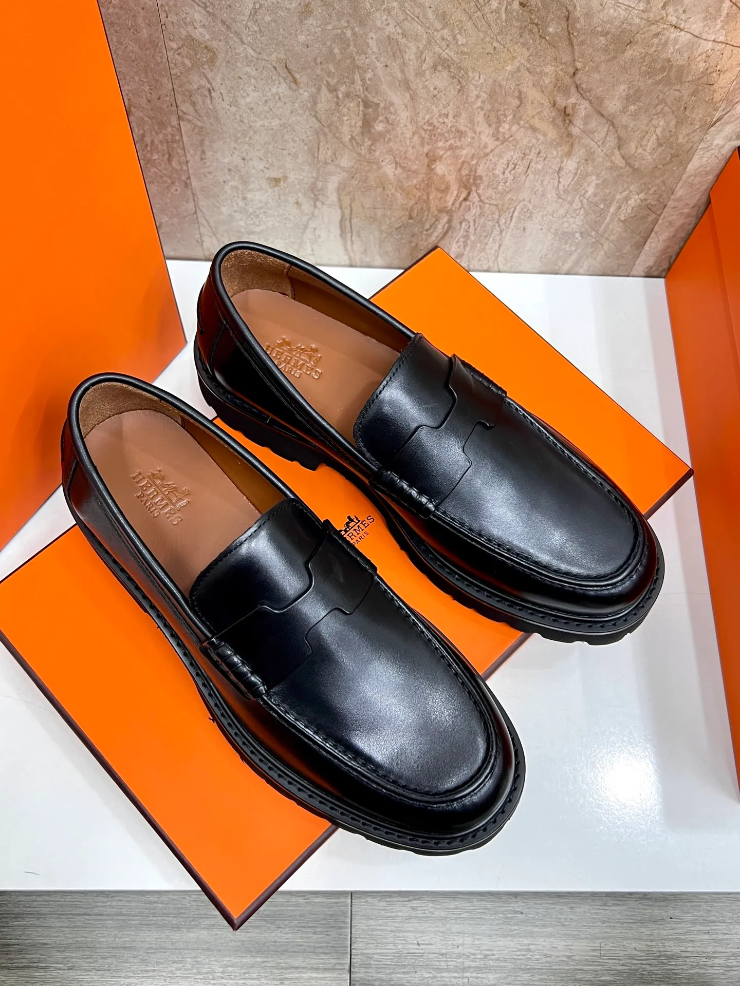 Original order quality P840 Brand: Hermès Standard code: Men's code: 39.40.41.42.43.44. (38.45 custom-made Grade: Same as the official website Original order quality Material: Original cowhide Original breathable cowhide lining Original outsole Style category: Men's fashionable casual leather shoes Color: Actual picture